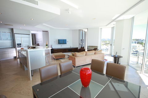 Oceans Mooloolaba - Perths Hotel 25