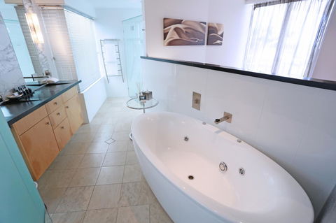 Oceans Mooloolaba - Perths Hotel 8