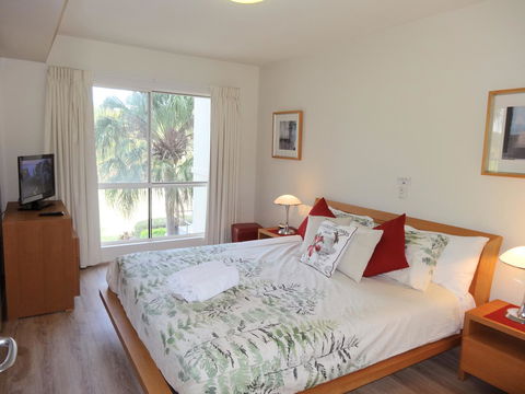 Waterfront Resort Villa With Buggy - Perths Hotel 15