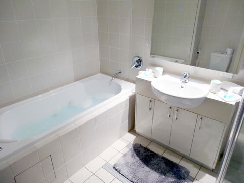 Waterfront Resort Villa With Buggy - Perths Hotel 10