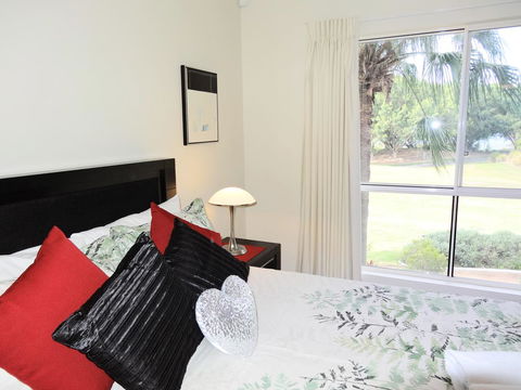 Waterfront Resort Villa With Buggy - Perths Hotel 11