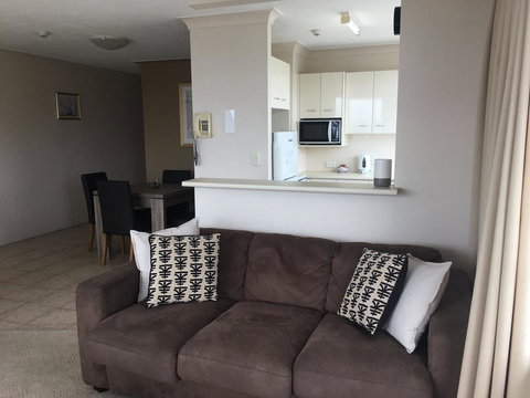 Burleigh Beach Tower - Perths Hotel 1