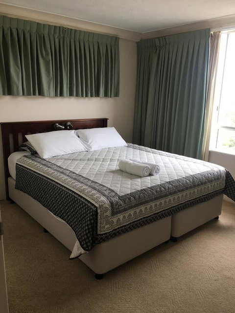 Burleigh Beach Tower - Perths Hotel 0