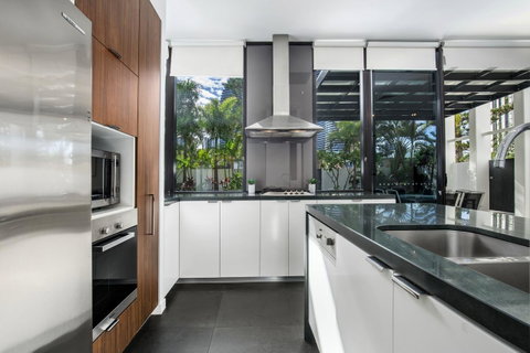 Ultra Broadbeach - Perths Hotel 25
