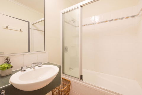 Coral Tree Inn - Perths Hotel 41