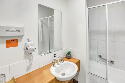 Coral Tree Inn - Perths Hotel 33