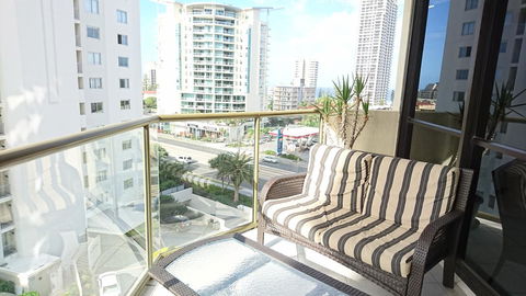 Surfers Hawaiian Holiday Apartments - Perths Hotel 19