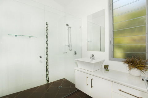 224 Centenary Heights Road Coolum Beach, 500 Dollar Bond, Linen Included - Perths Hotel 10