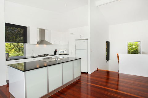 224 Centenary Heights Road Coolum Beach, 500 Dollar Bond, Linen Included - Perths Hotel 1