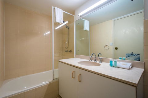 Breakers North Absolute Beachfront Apartments - Official - Perths Hotel 11