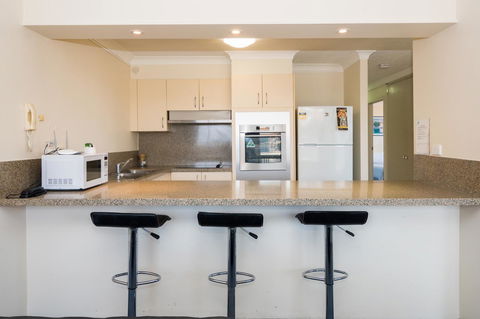 Breakers North Absolute Beachfront Apartments - Official - Perths Hotel 14