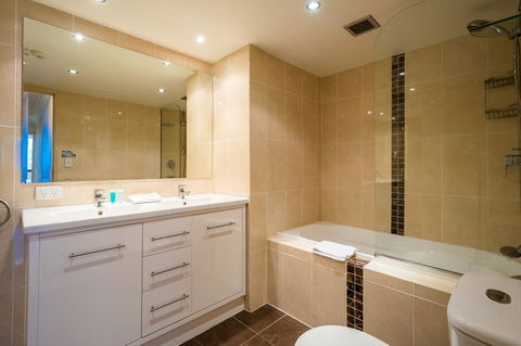 Breakers North Absolute Beachfront Apartments - Official - Perths Hotel 36