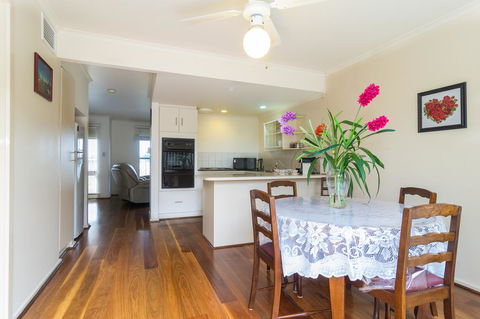 West Lakes Townhouse - Perths Hotel 2