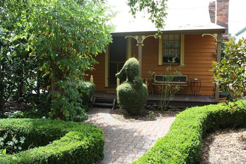 Westbury Gingerbread Cottages - Perths Hotel 3