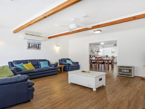 Whispering Waves - Relaxing Beach House - Perths Hotel 2