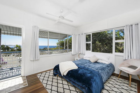 Whitecaps, 26 East Street - Perths Hotel 1