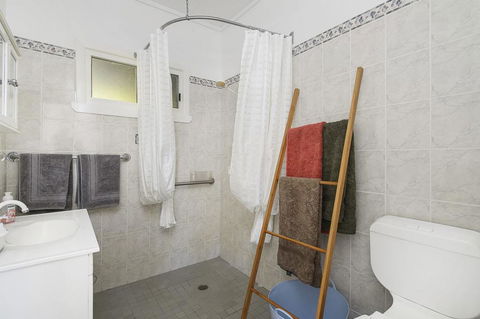 Whitecaps, 26 East Street - Perths Hotel 3
