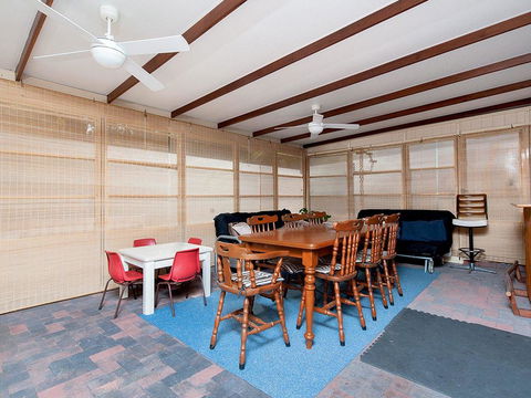 Wildflowers @ Fingal Bay - Perths Hotel 3