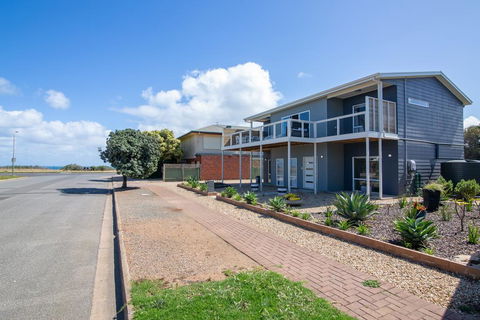 Xanadu - Aldinga Beach - Perths Hotel 1
