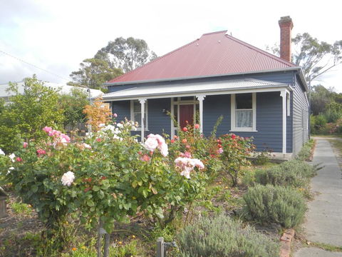 Yarram Cottage: Art And Accommodation - Perths Hotel 0