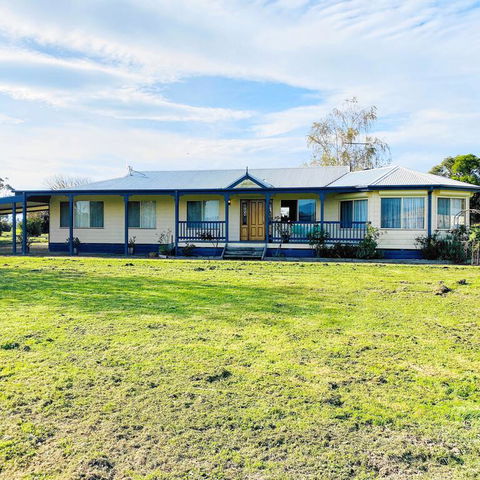 Yarragon 4 Bedroom House In Gippsland - Perths Hotel 3