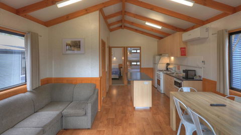 Yea Riverside Caravan Park - Perths Hotel 2