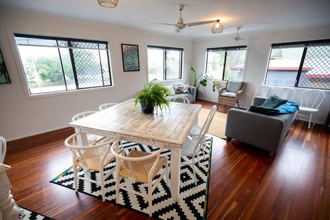 Yeppoon Beachhouse - Perths Hotel 2