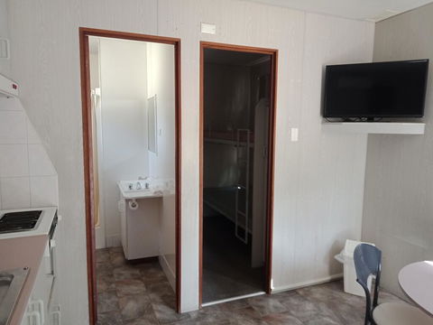 Young Caravan Park - Perths Hotel 1