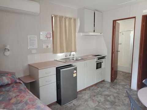 Young Caravan Park - Perths Hotel 2