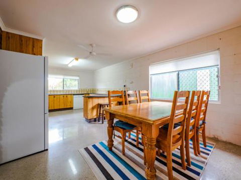 Croydon Ave 50 - Currimundi - Perths Hotel 1