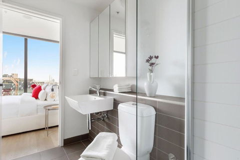 A 2BR Apt With Harbour Views And FREE Parking - Perths Hotel 2