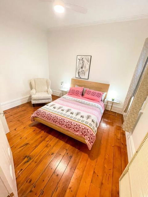 A Beautiful Terrace House With Parking & Courtyard - Perths Hotel 4