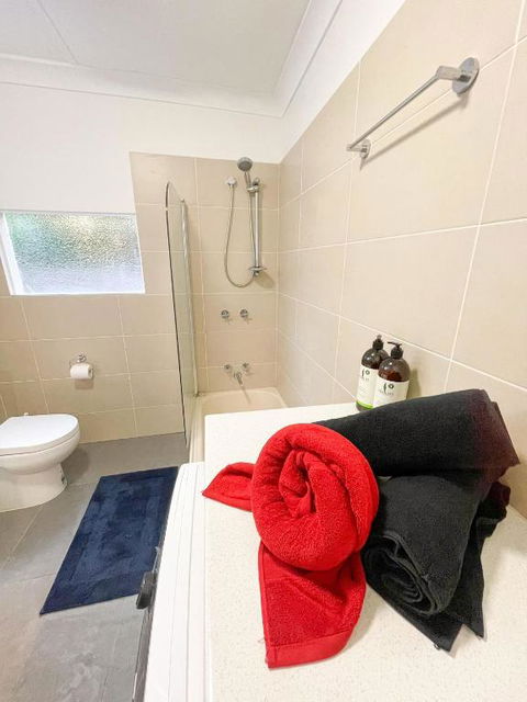 A Beautiful Terrace House With Parking & Courtyard - Perths Hotel 1