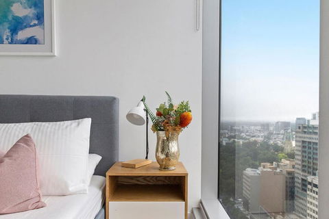 A Chic & Lovely 2BR Apt CBD With City Views - Perths Hotel 1