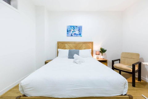 A Coveted Collins Street Pad With Parking - Perths Hotel 1