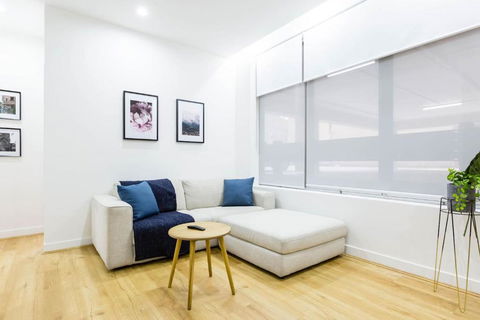 A Coveted Collins Street Pad With Parking - Perths Hotel 0