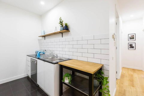 A Coveted Collins Street Pad With Parking - Perths Hotel 3