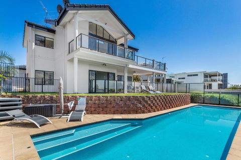 Above And Beyond - Beautiful Home With Heated Pool And Views - Perths Hotel 0