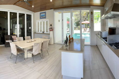 Absolute Beachfront 2 Bedroom Luxury Holiday Apartment - Perths Hotel 2