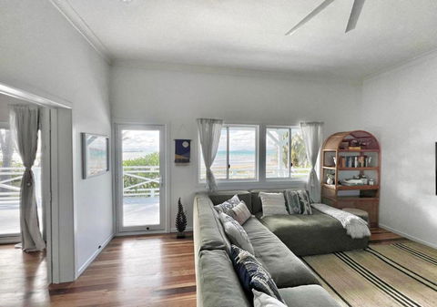 Absolute Beachfront Bowen Beach House-family Time - Perths Hotel 2