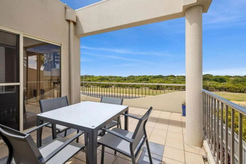 Absolute Beachfront Retreat On The Esplanade - Perths Hotel 1