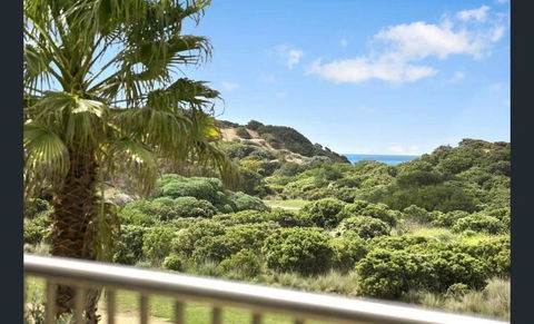 Absolute Beachfront Retreat On The Esplanade - Perths Hotel 2