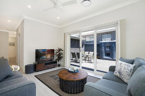 Accommodation Hunter - Adams Street Maitland - Perths Hotel 1