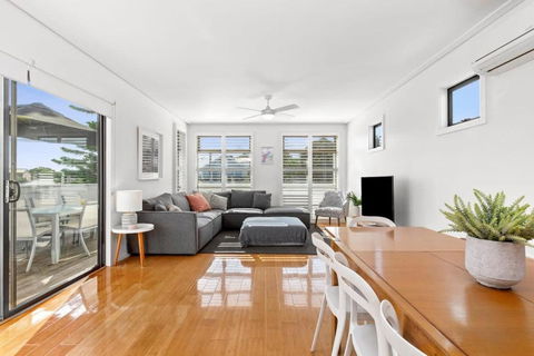 Adrift At Ocean Grove - Perths Hotel 1