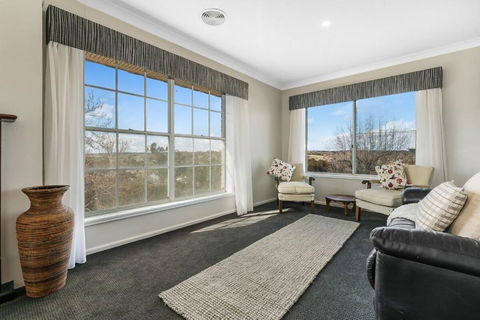 A House With A View, Molong. NSW - Perths Hotel 4