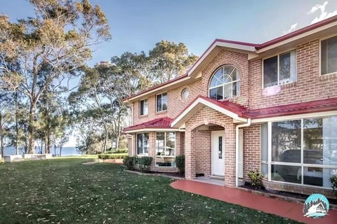 Aircabin - Tuggerawong - Lake Front - 9 Beds House - Perths Hotel 1