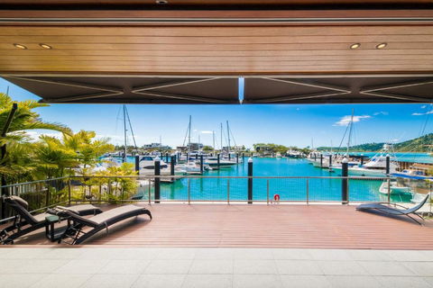Airlie Beach Marina-Front Luxury At 10 The Cove - Perths Hotel 1