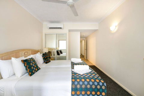 Alassio Poolside Resort - Palm Cove Beachfront Oasis - Perths Hotel 4