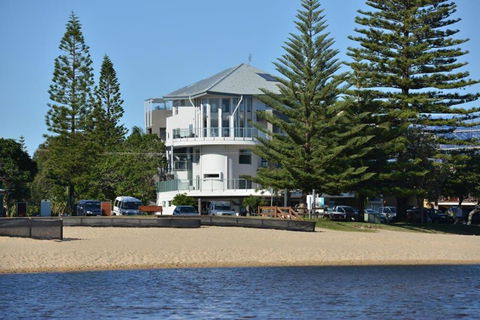 Amazing Currimundi Lakefront Ocean Penthouse - Perths Hotel 4