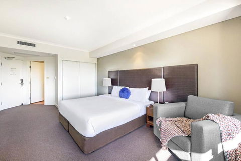 An Exceptional Seaside Esplanade Locale With Pool - Perths Hotel 3
